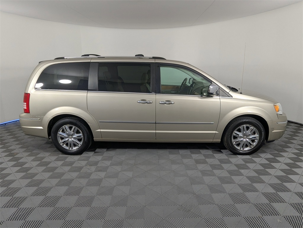 2008 Chrysler Town & Country Limited photo 3