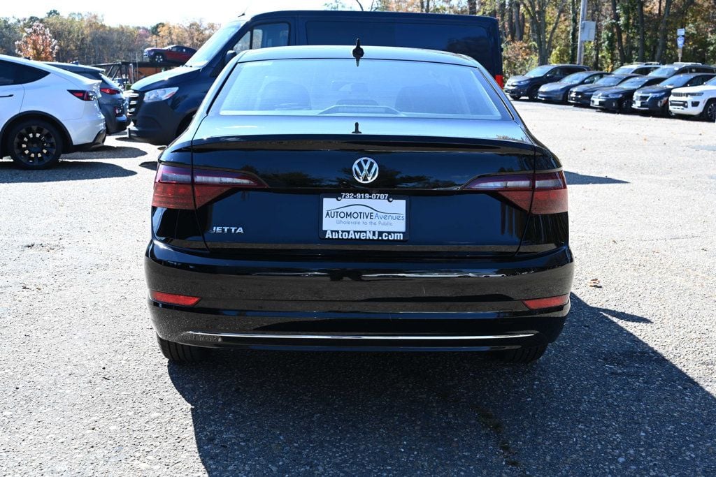 2021 Volkswagen Jetta SE R-Line photo 4