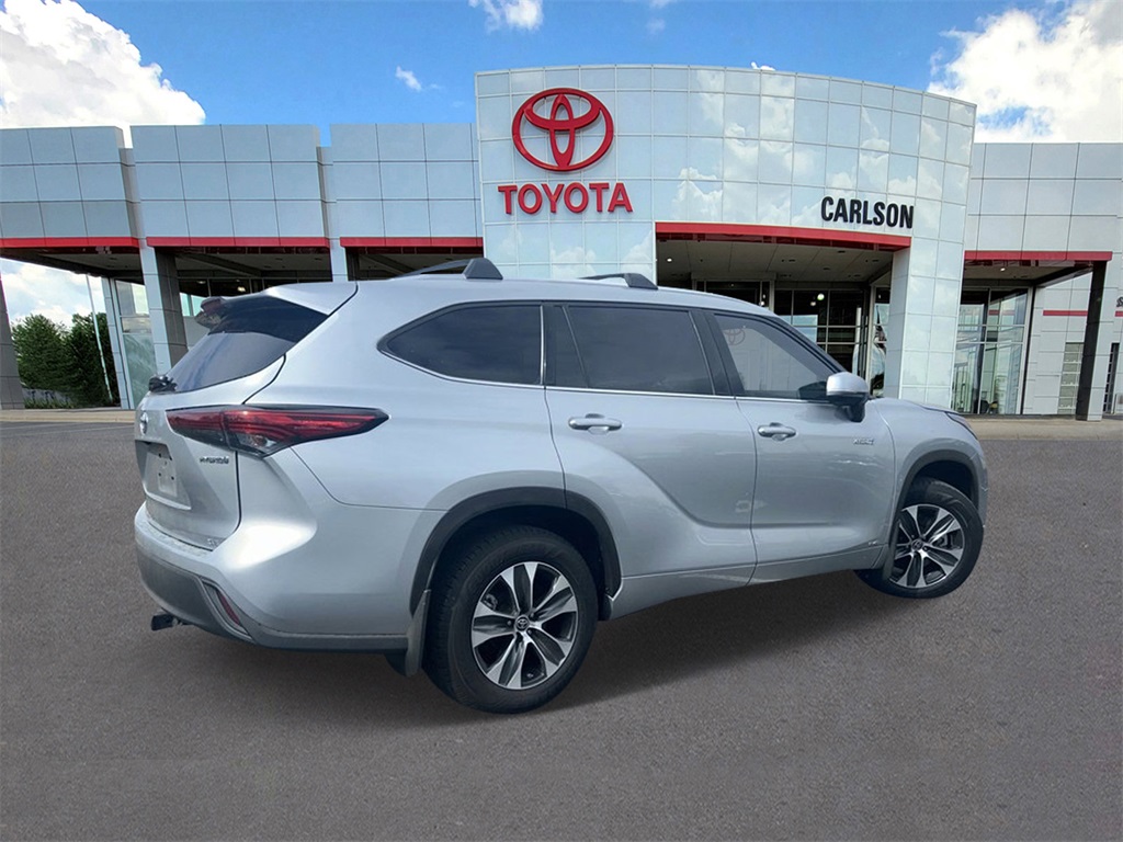Used 2021 Toyota Highlander XLE with VIN 5TDHBRCH3MS040109 for sale in Minneapolis, Minnesota