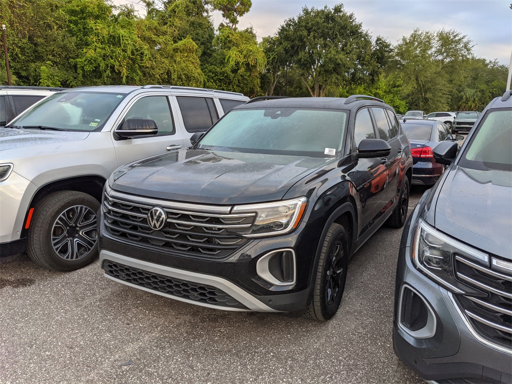 2025 Volkswagen Atlas Peak Edition SE photo 2