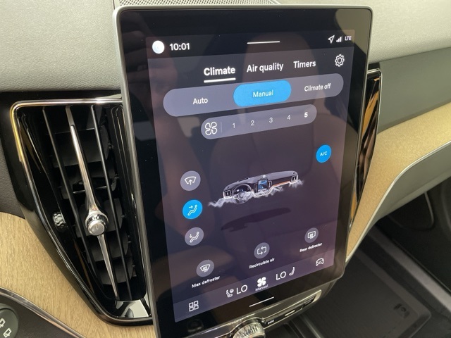 2026 Volvo XC60 Plus photo 29