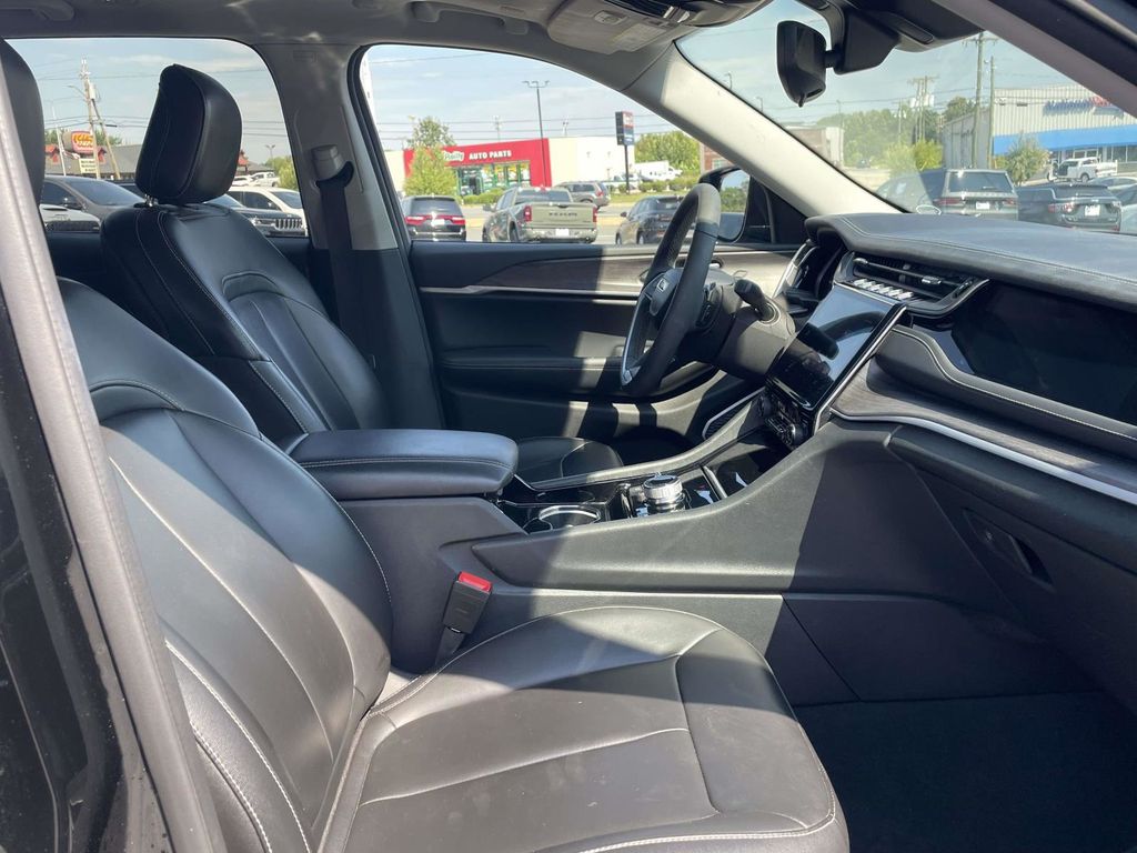 2023 Jeep Cherokee Base photo 12
