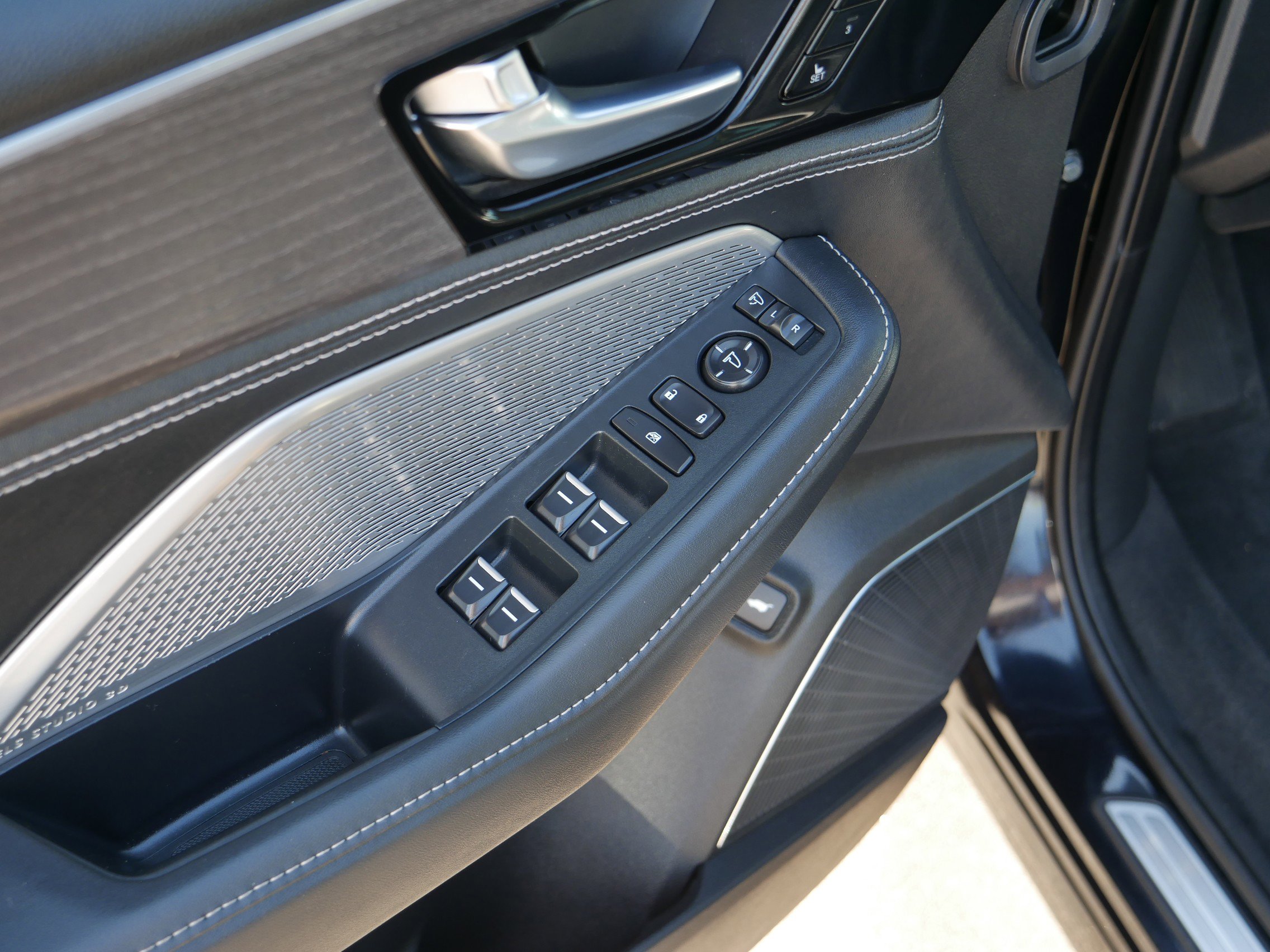 2024 Acura MDX SH-AWD Advance photo 18