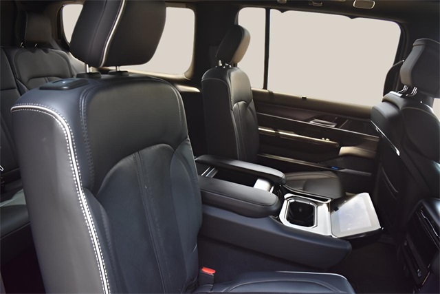 2024 Jeep Grand Wagoneer II photo 19