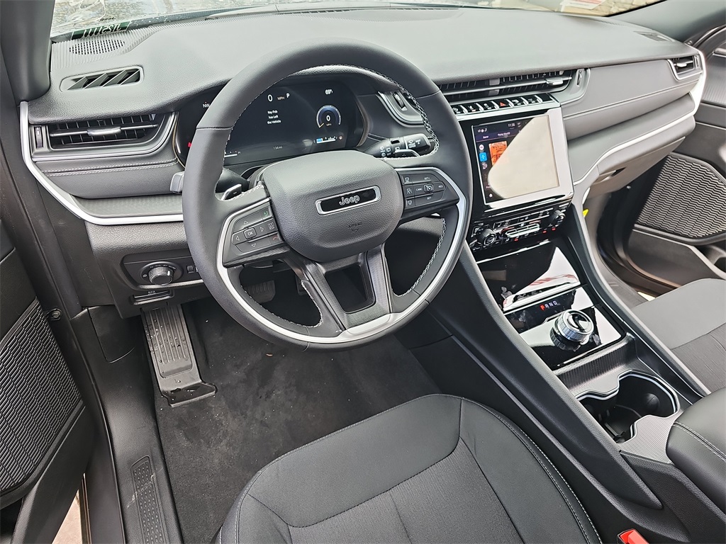 2025 Jeep Grand Cherokee Laredo photo 16