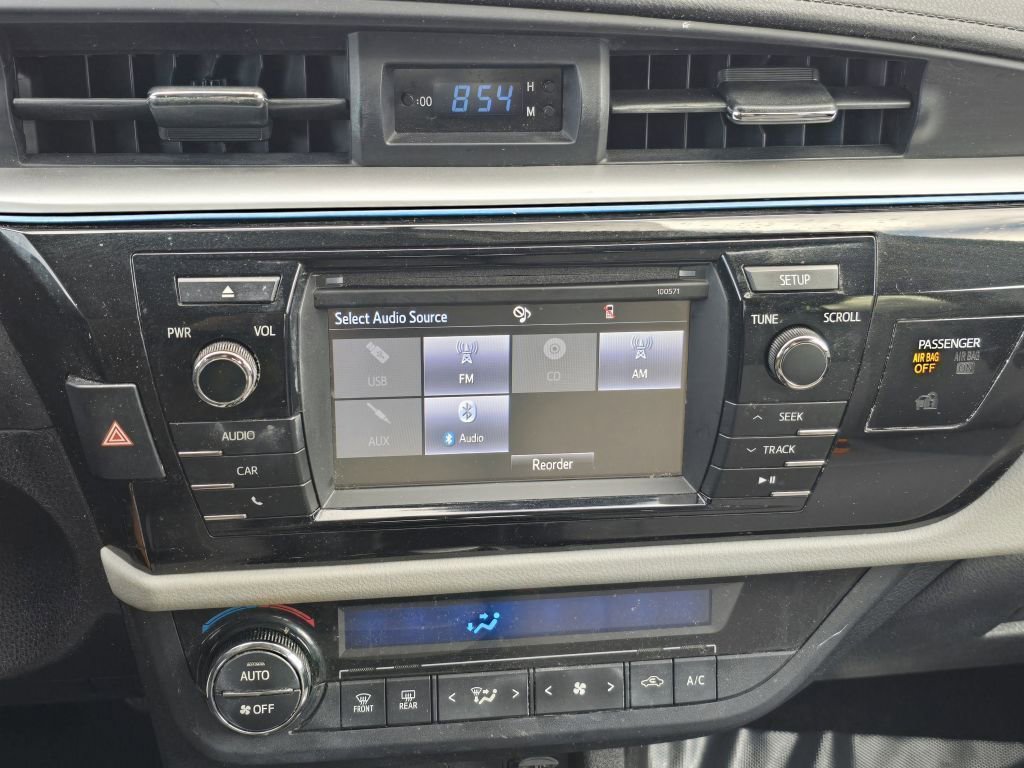 2016 Toyota Corolla LE photo 4