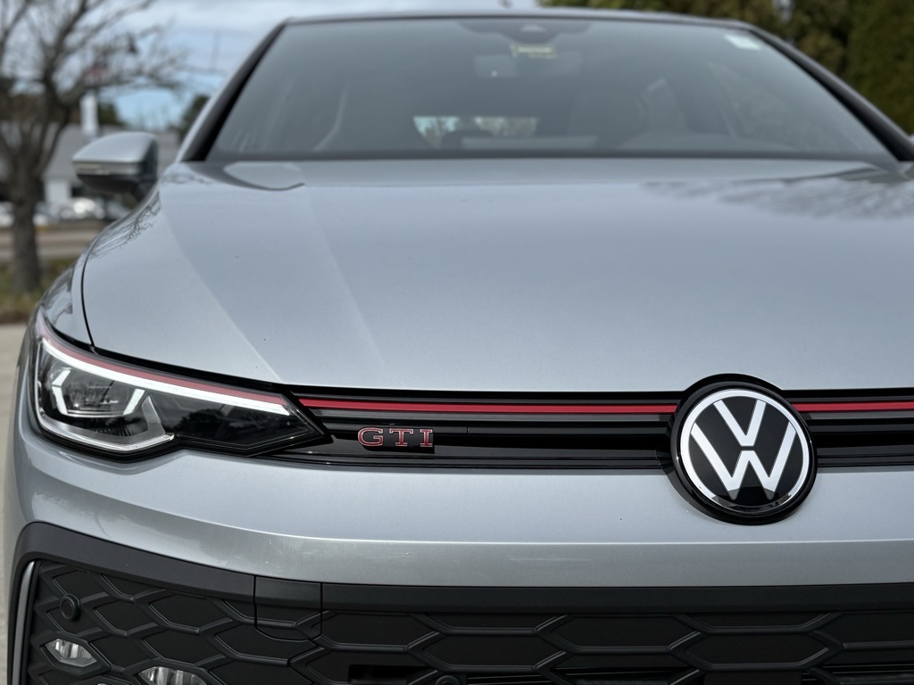 2025 Volkswagen Golf GTI SE photo 3