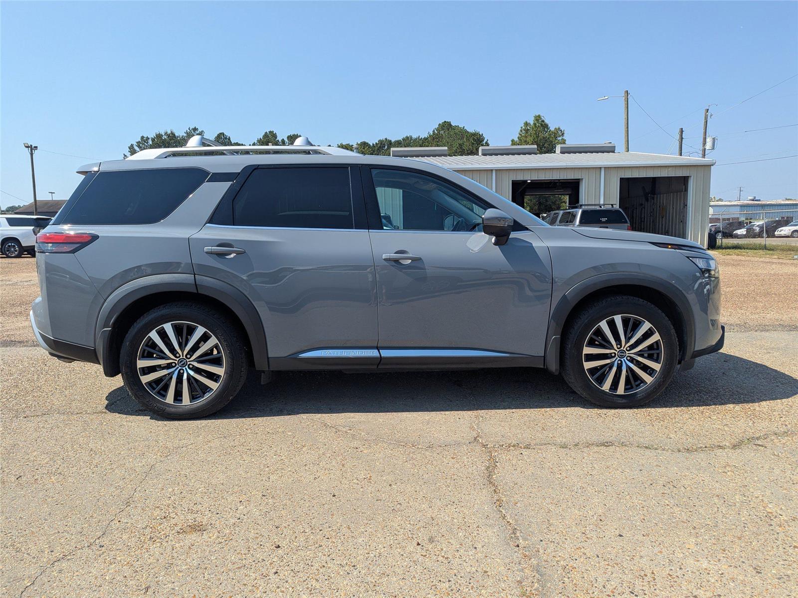 2022 Nissan Pathfinder Platinum photo 6