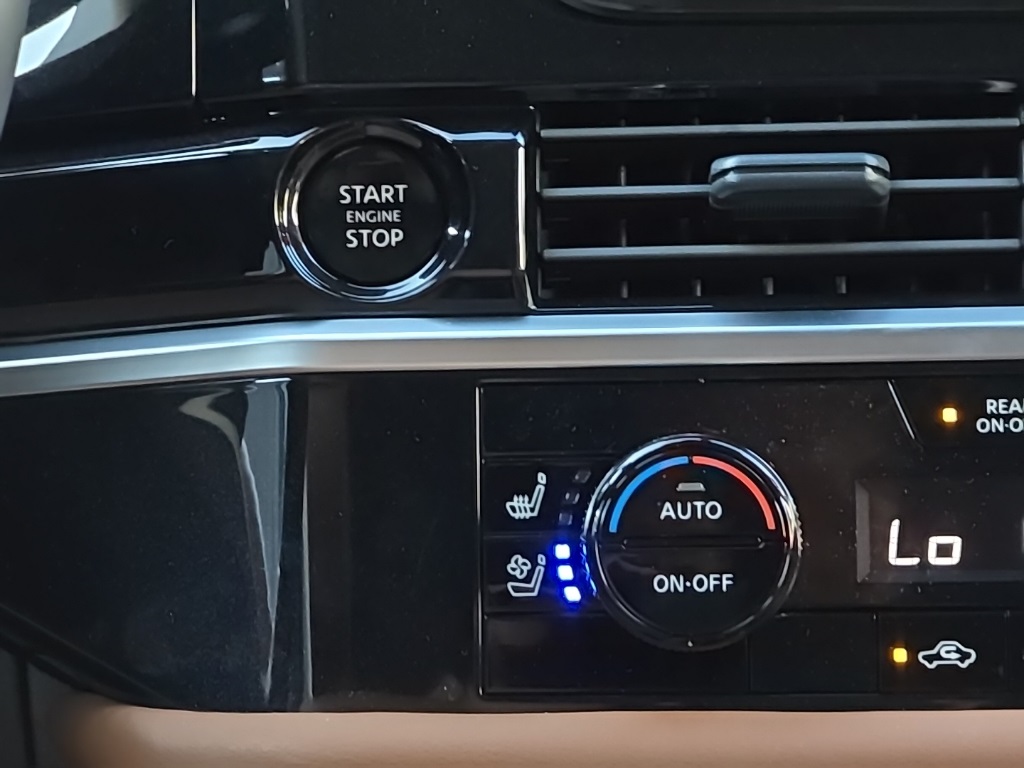 2025 Nissan Pathfinder Platinum photo 18