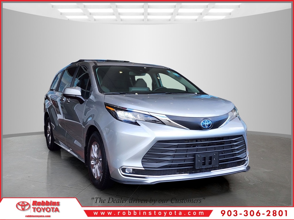 2022 Toyota Sienna XLE's photo