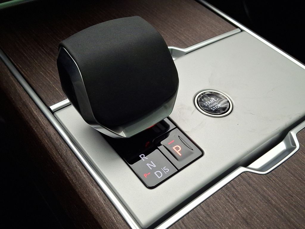2025 Land Rover Range Rover SE photo 9