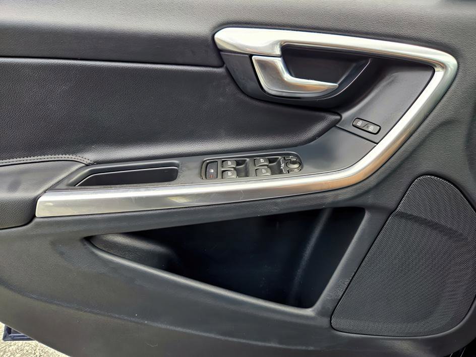 2015 Volvo V60 T5 Drive-E Platinum photo 23