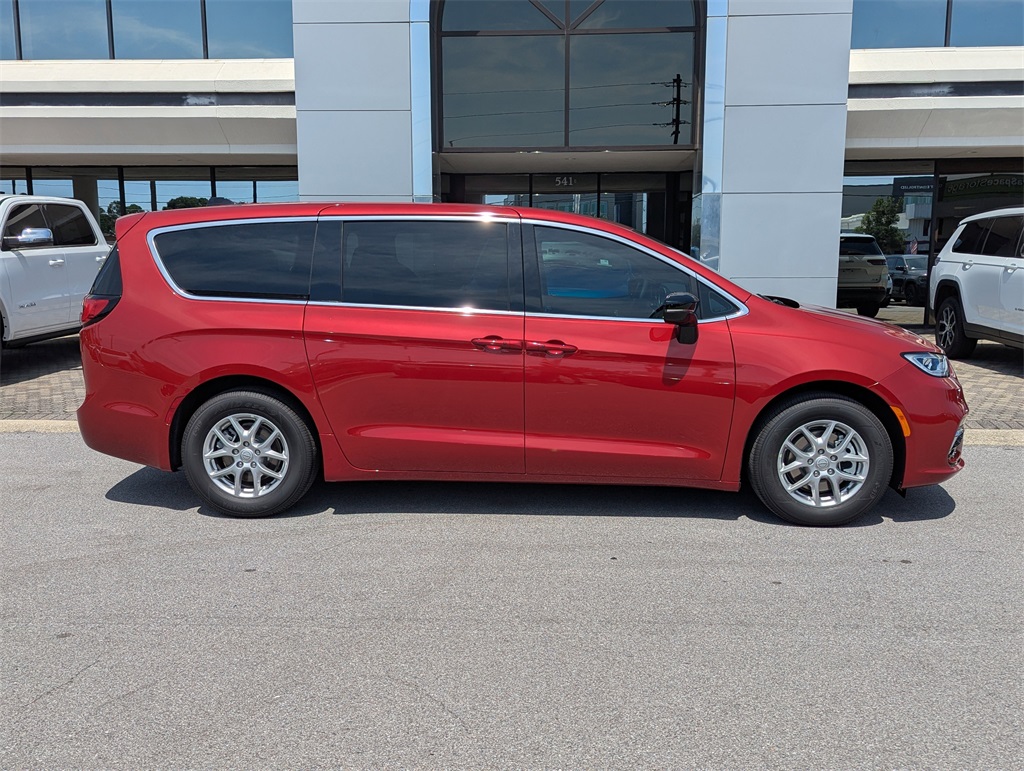 2026 Chrysler Pacifica photo 3