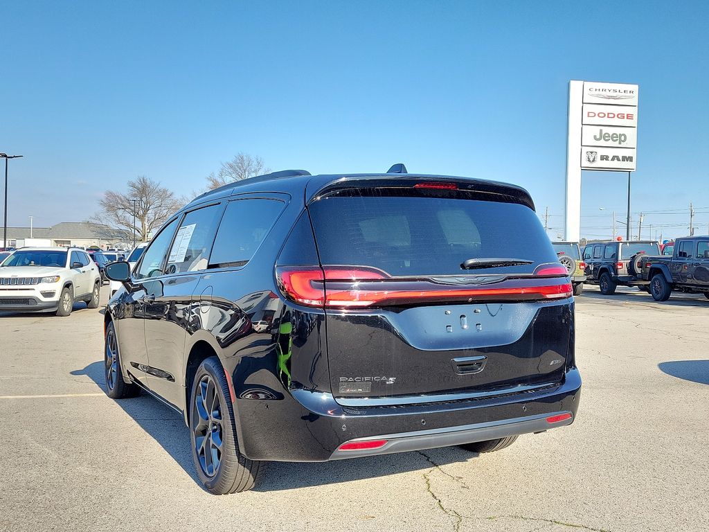 2024 Chrysler Pacifica Touring L photo 4