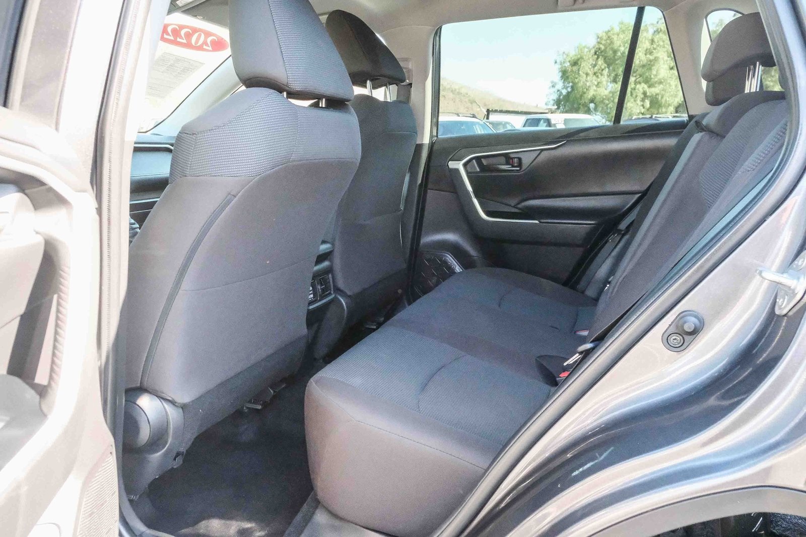 2022 Toyota RAV4 LE photo 18