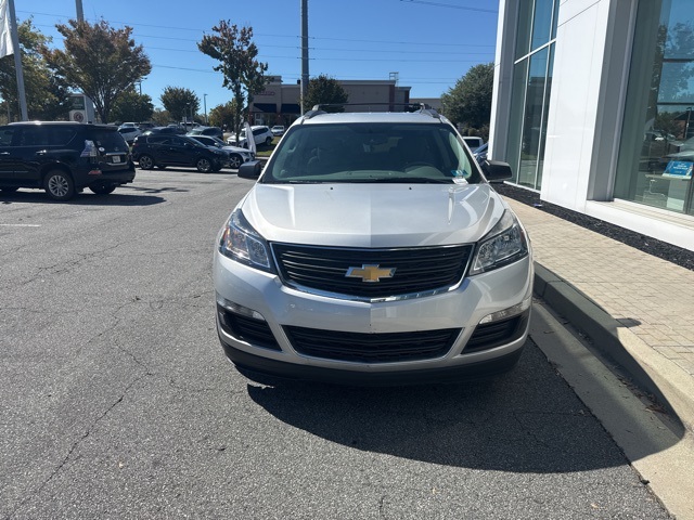 2017 Chevrolet Traverse LS photo 3