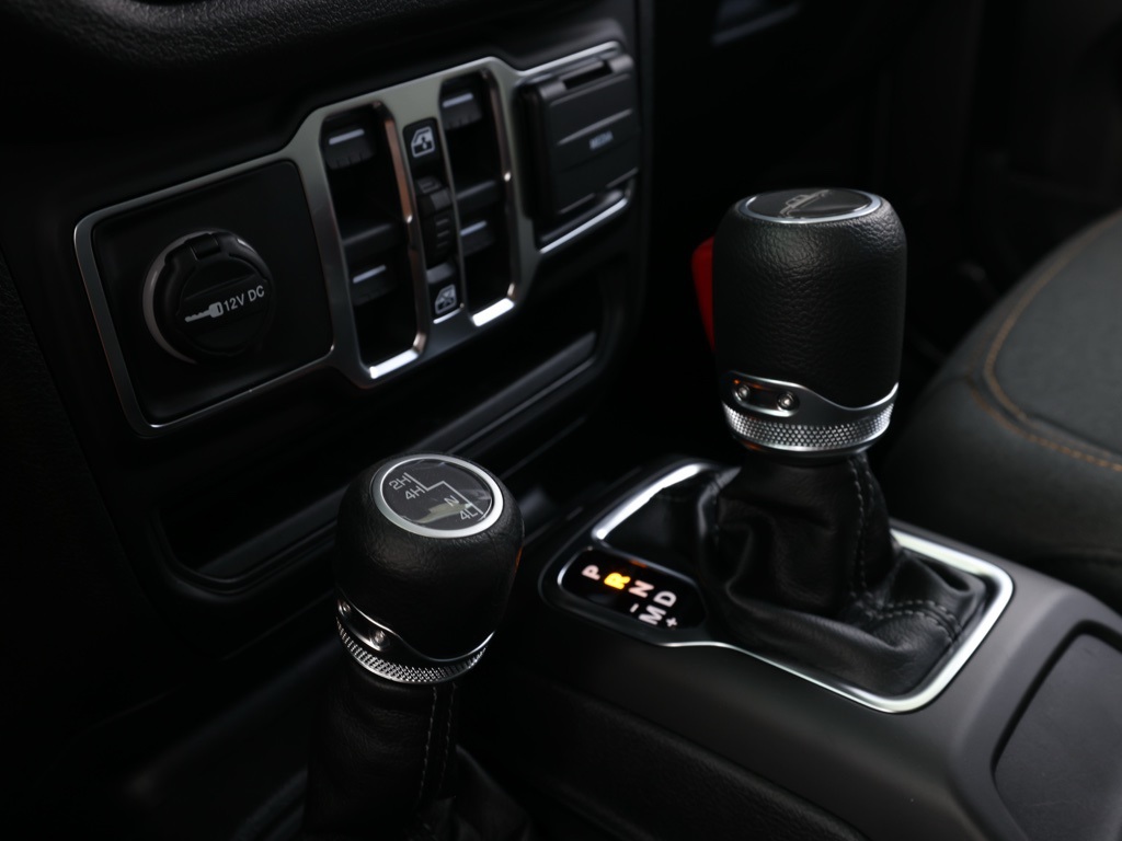 New 2026 Granite Crystal Metallic Clear-Coat Exterior Paint Jeep Sport S image 29