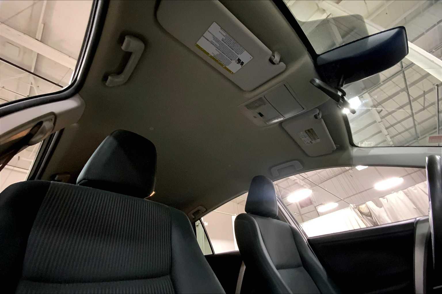 2017 Toyota RAV4 LE photo 12