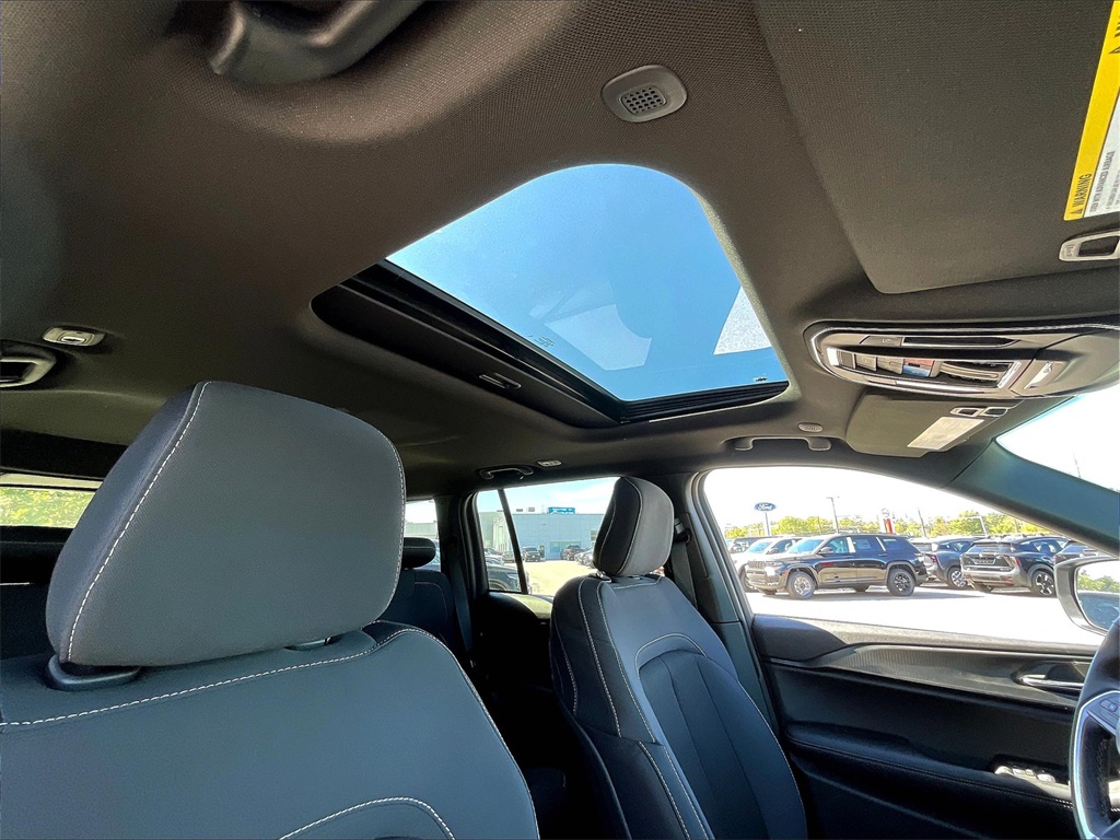 2025 Jeep Grand Cherokee Laredo X photo 17