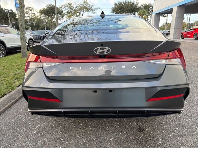 2025 Hyundai Elantra SEL Convenience photo 4