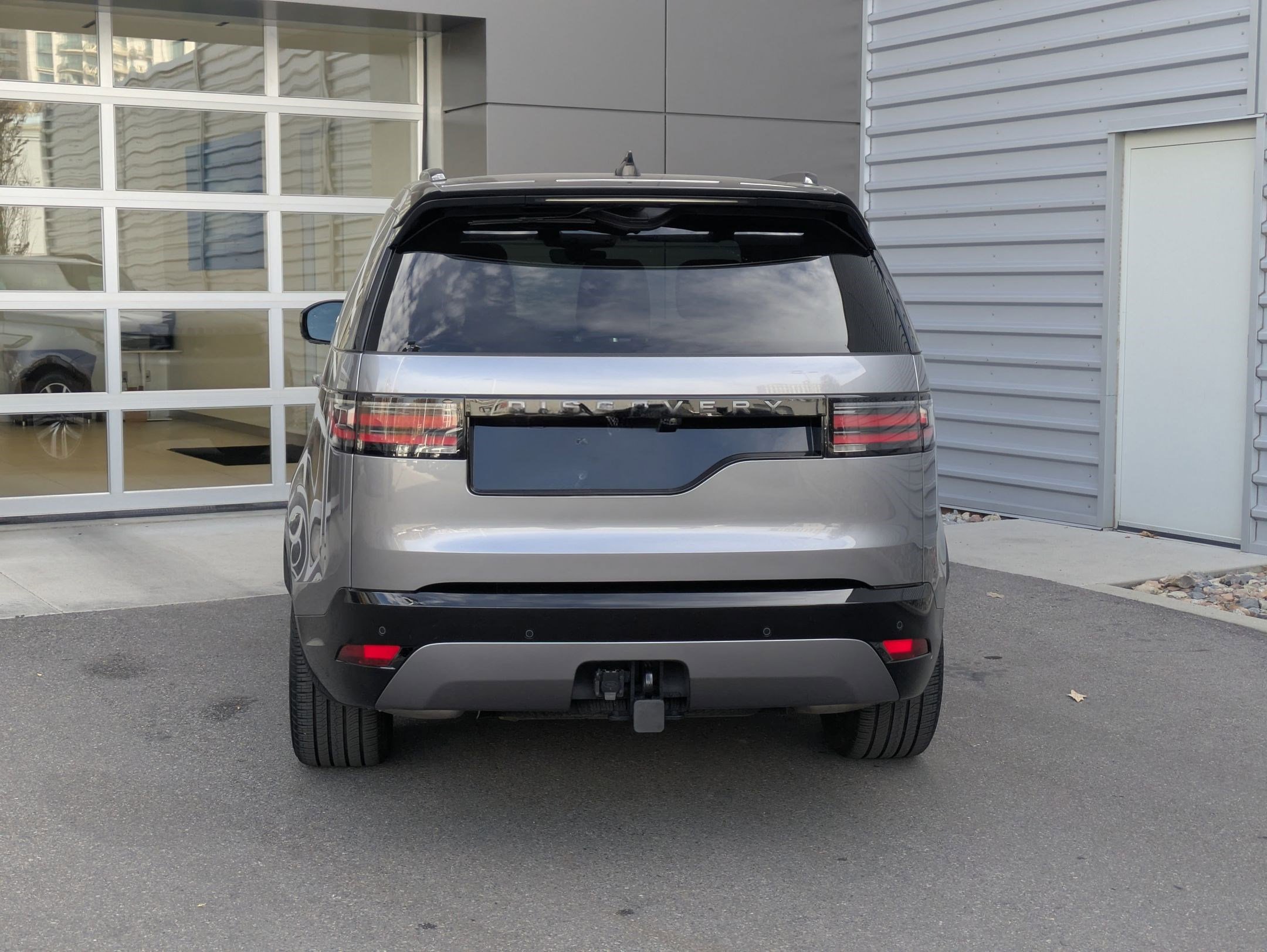 2024 Land Rover Discovery SE photo 3