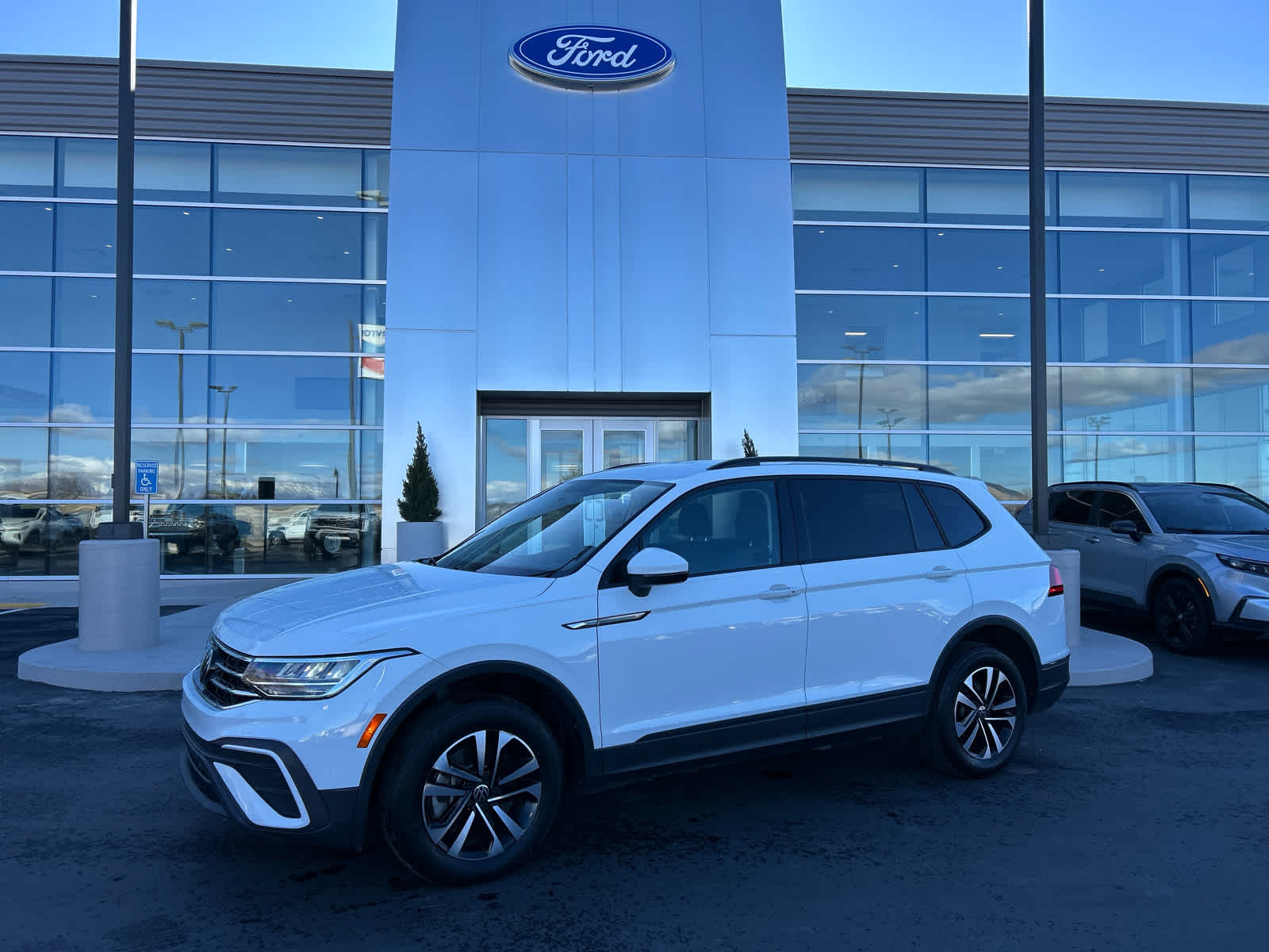 2022 Volkswagen Tiguan S's photo