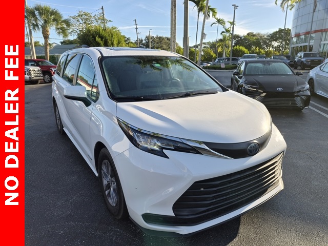 2021 Toyota Sienna LE's photo