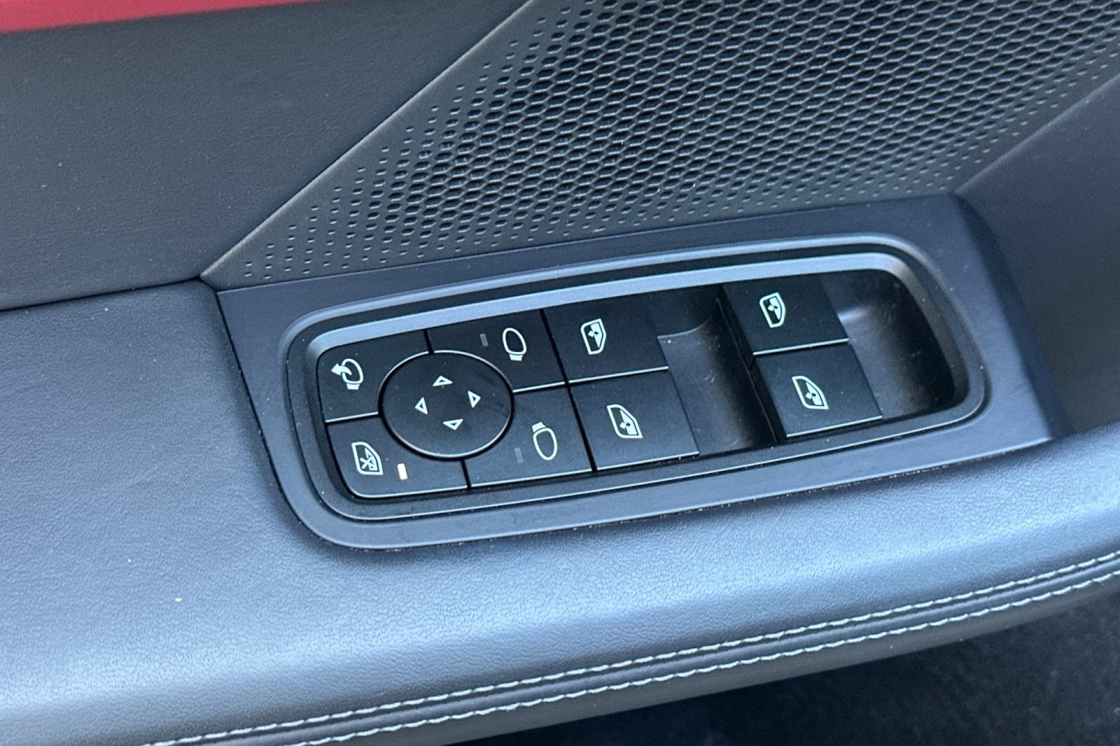 2023 Porsche Taycan photo 14