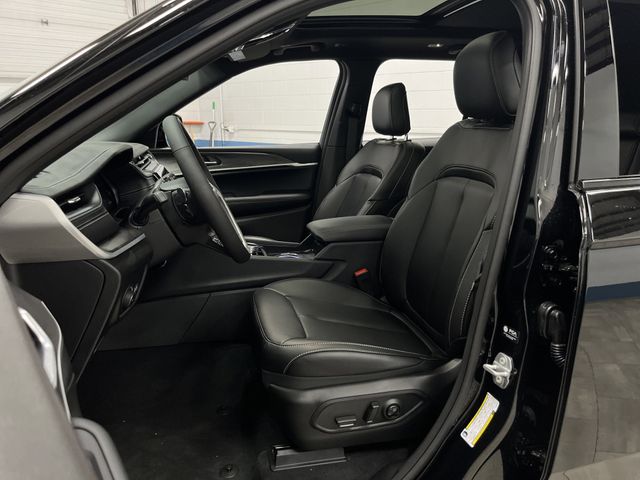 2025 Jeep Grand Cherokee Limited photo 3