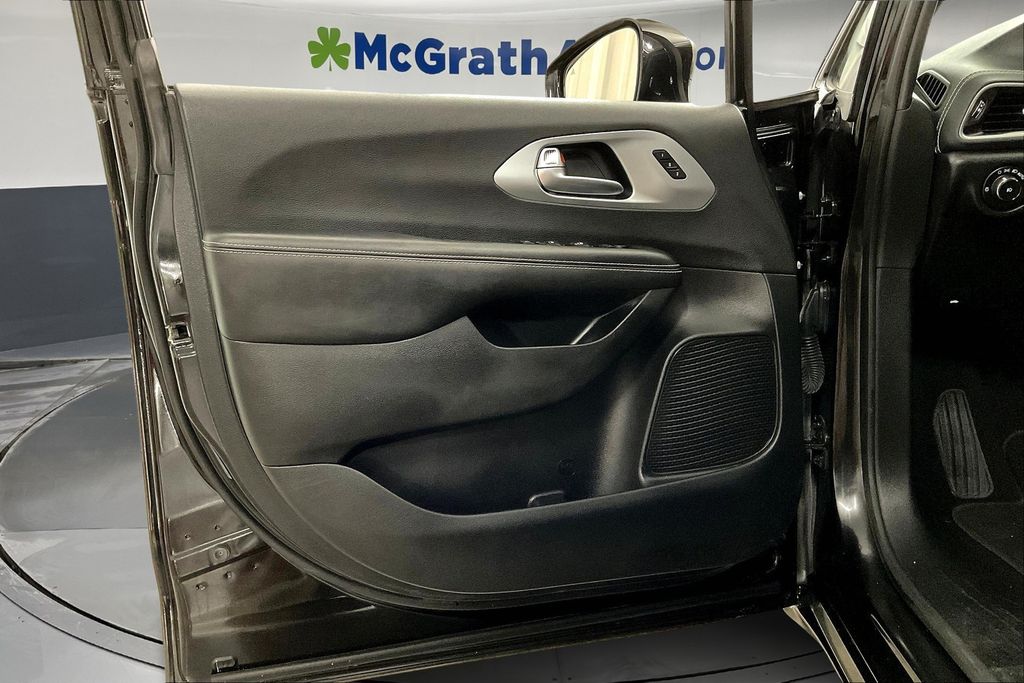 2021 Chrysler Pacifica Touring L photo 21