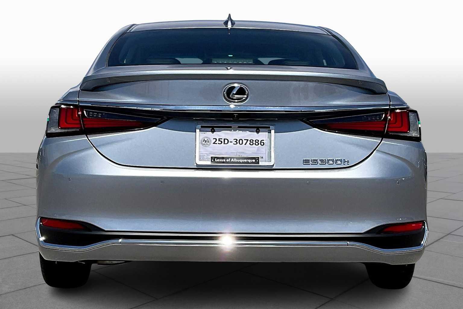 2025 Lexus ES 300h photo 4