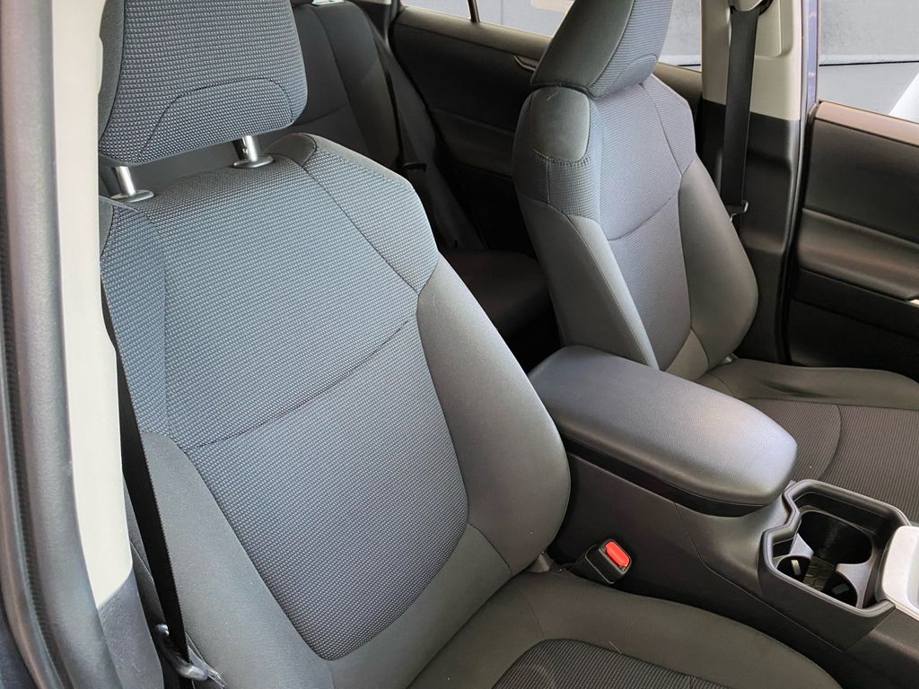 2019 Toyota RAV4 Hybrid LE photo 14