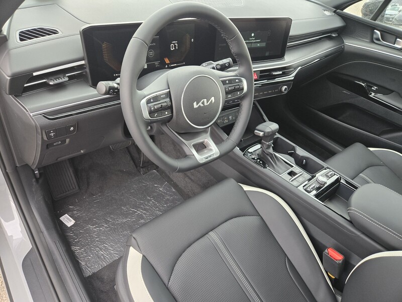 2025 Kia K5 GT-Line photo 7