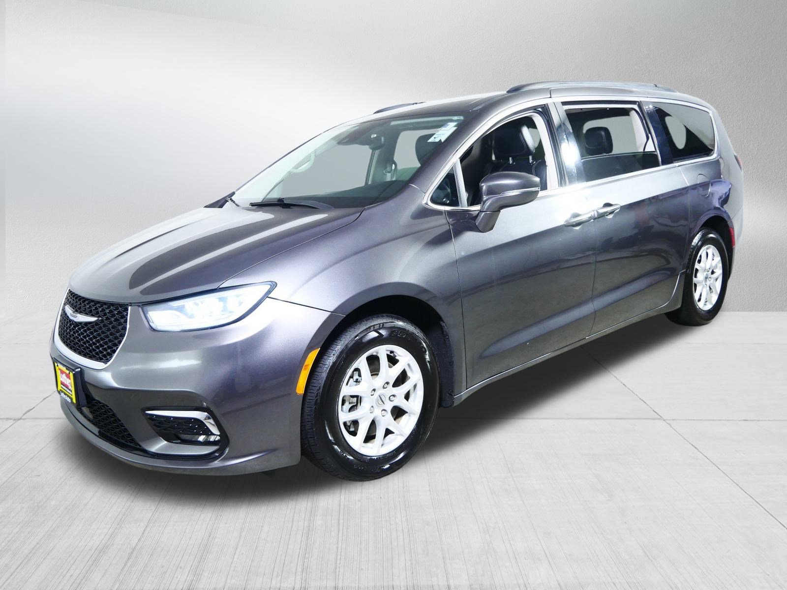 2022 Chrysler Pacifica Touring L photo 3