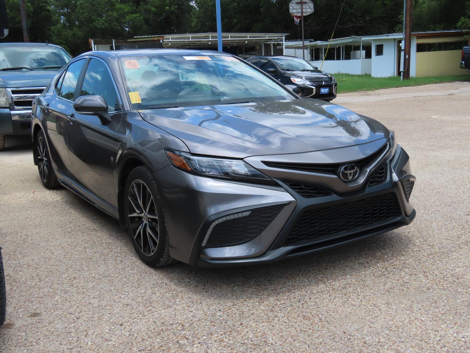 2024 Toyota Camry SE photo 3