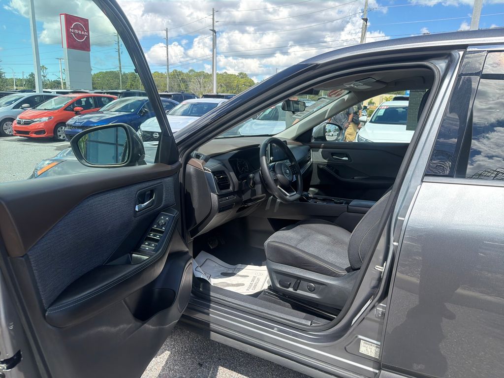 2021 Nissan Rogue SV photo 12