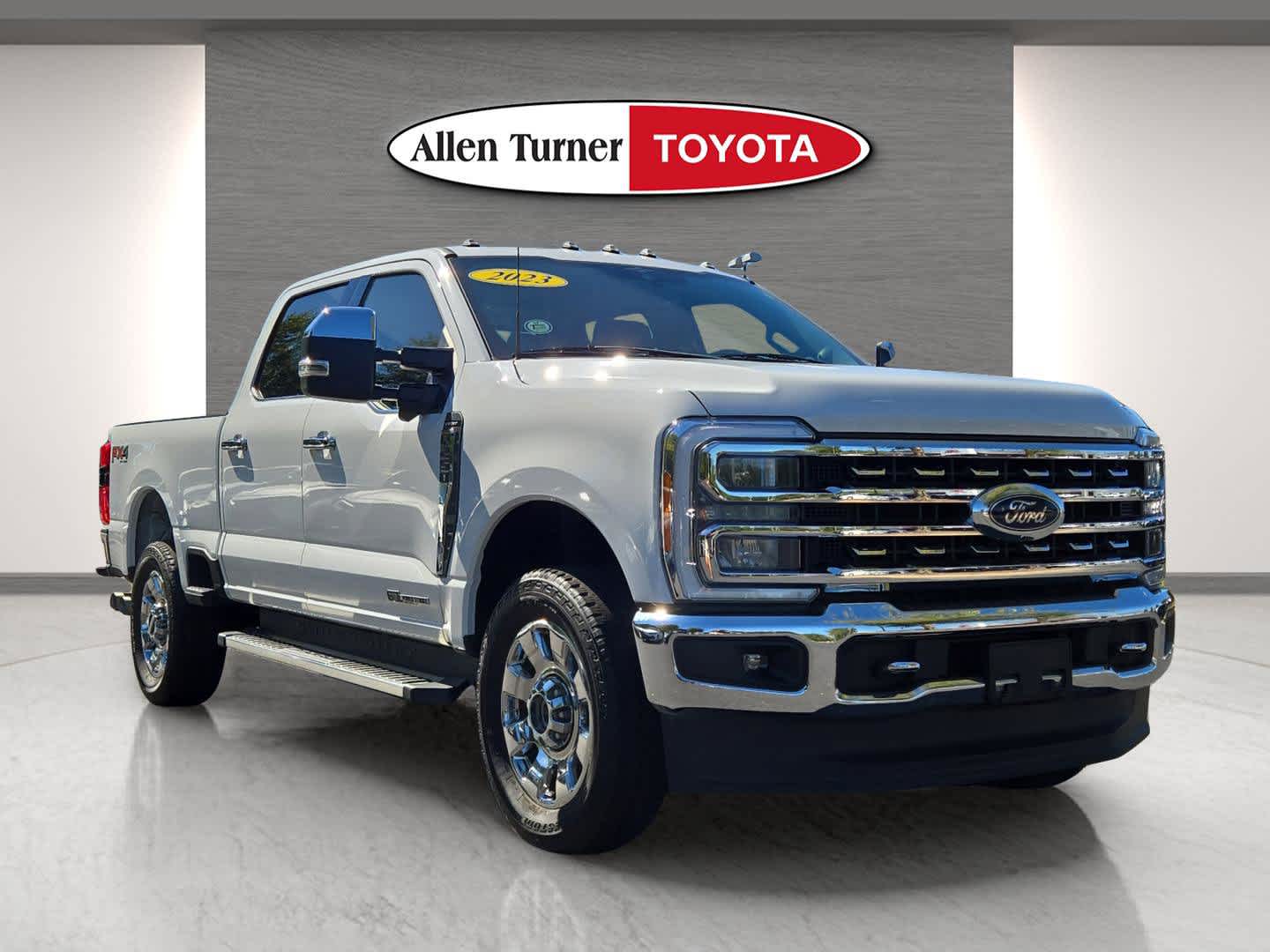 2023 Ford F-250 Lariat photo 2