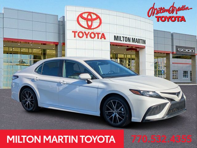 2024 Toyota Camry SE's photo