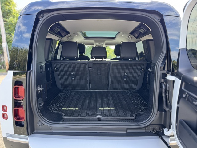 2024 Land Rover Defender 110 S photo 9