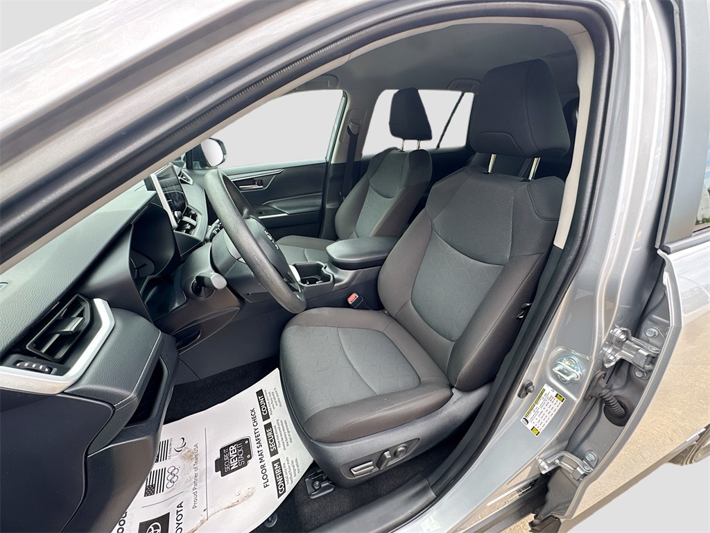 2025 Toyota RAV4 Hybrid XLE photo 7
