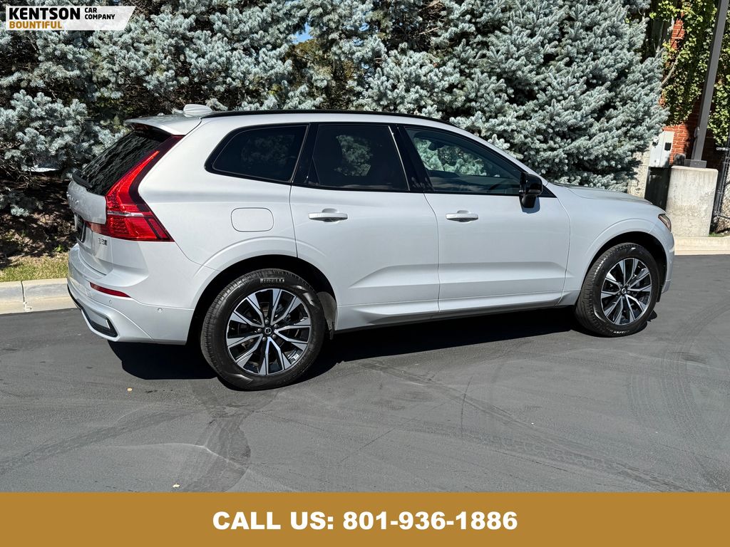 2025 Volvo XC60 B5 Plus photo 8