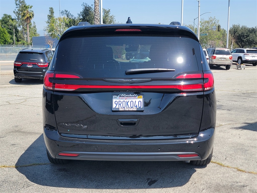 2024 Chrysler Pacifica Touring L photo 5