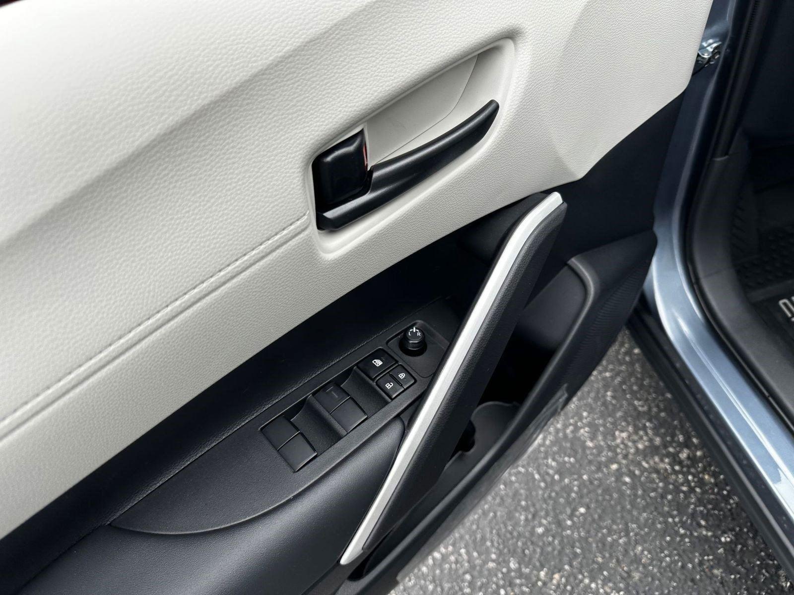 2025 Toyota Corolla Cross L photo 12