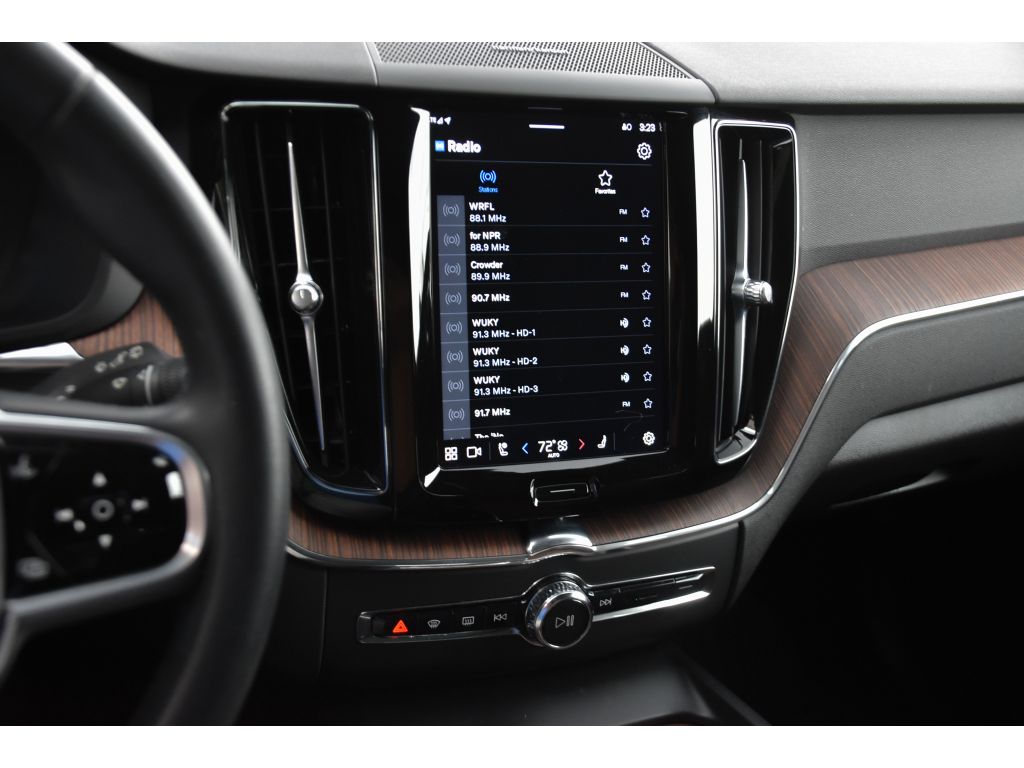 2023 Volvo XC60 B5 Plus photo 19