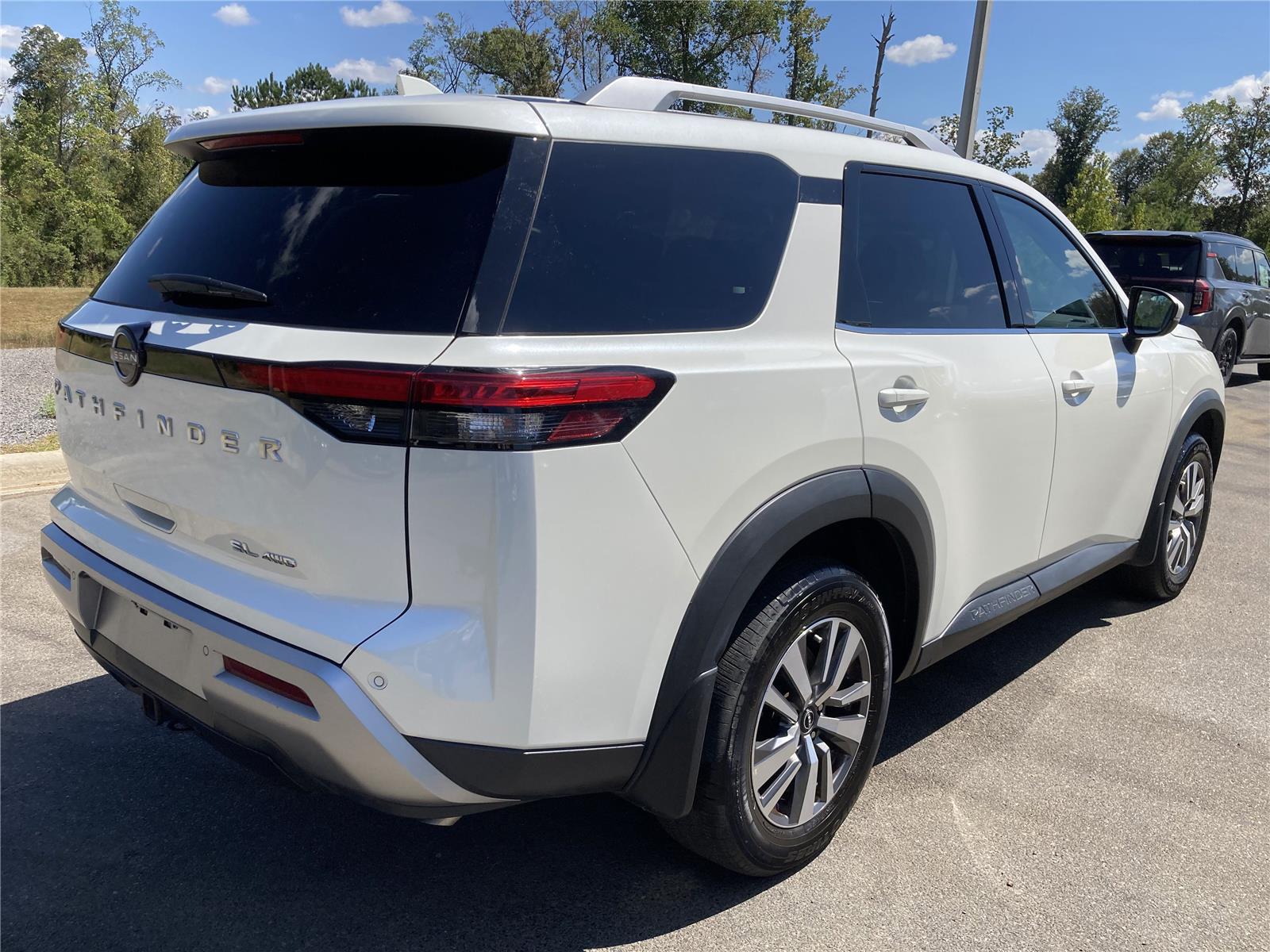 2023 Nissan Pathfinder SL photo 4
