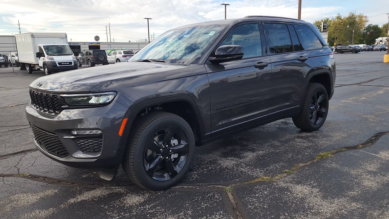 2025 Jeep Grand Cherokee Limited photo 3
