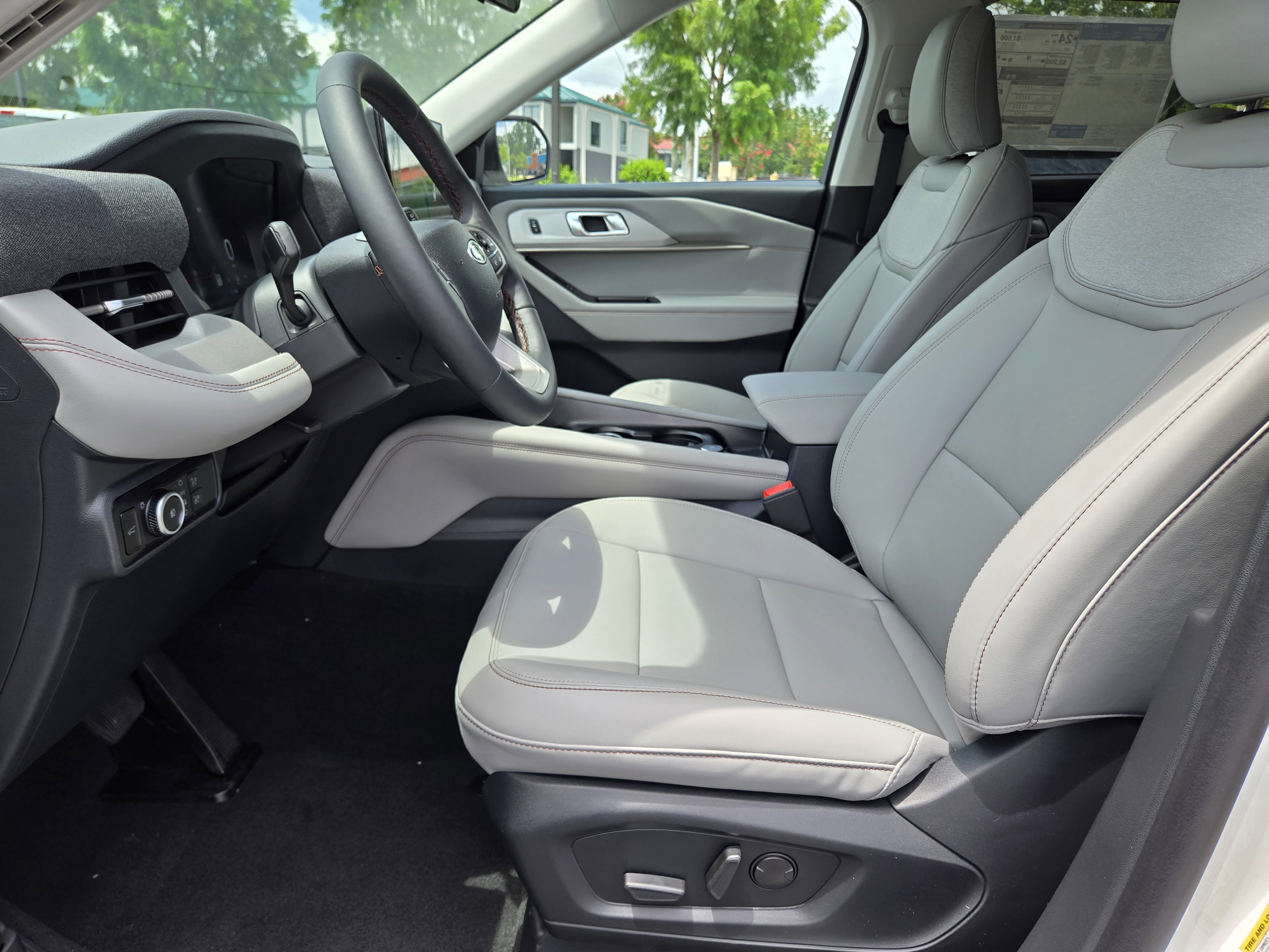 2025 Ford Explorer photo 4