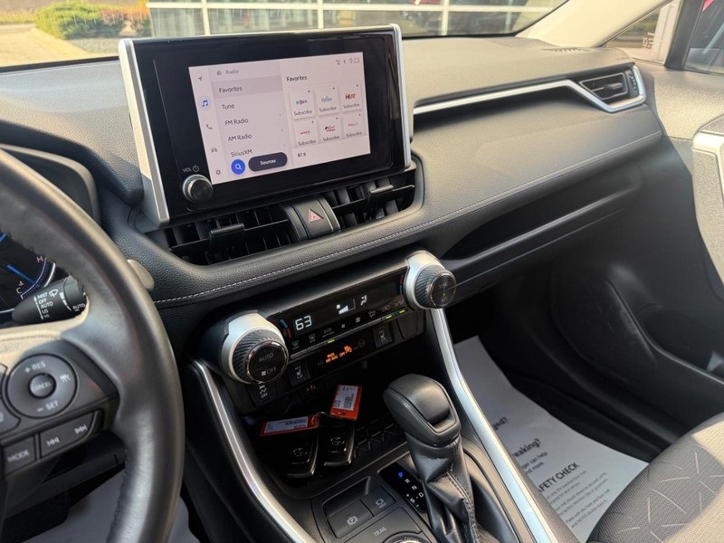 2024 Toyota RAV4 Hybrid XLE photo 24