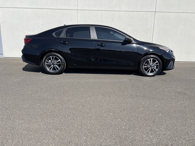 2022 Kia Forte LXS photo 2