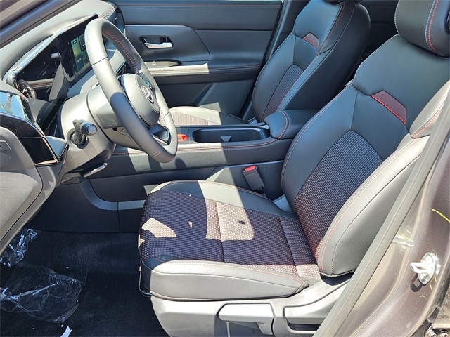 2025 Nissan Kicks SR photo 3